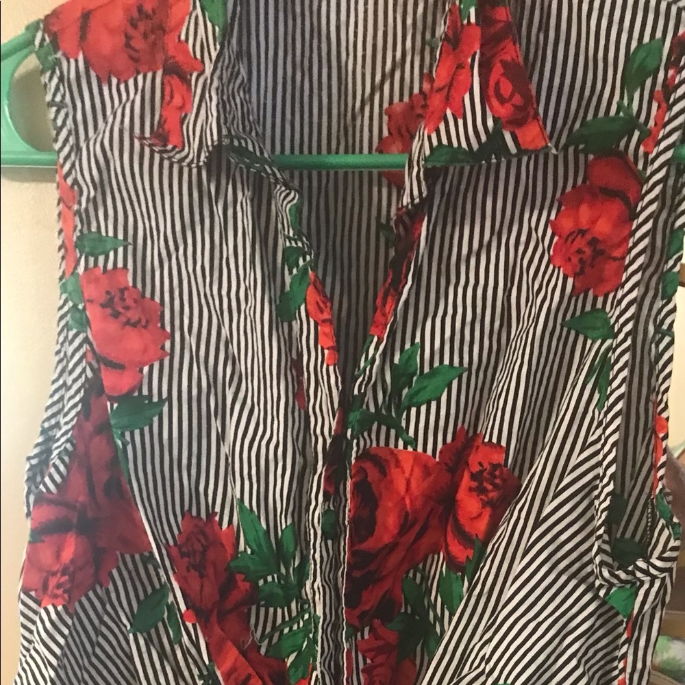 Flower print pin-striped cute button top